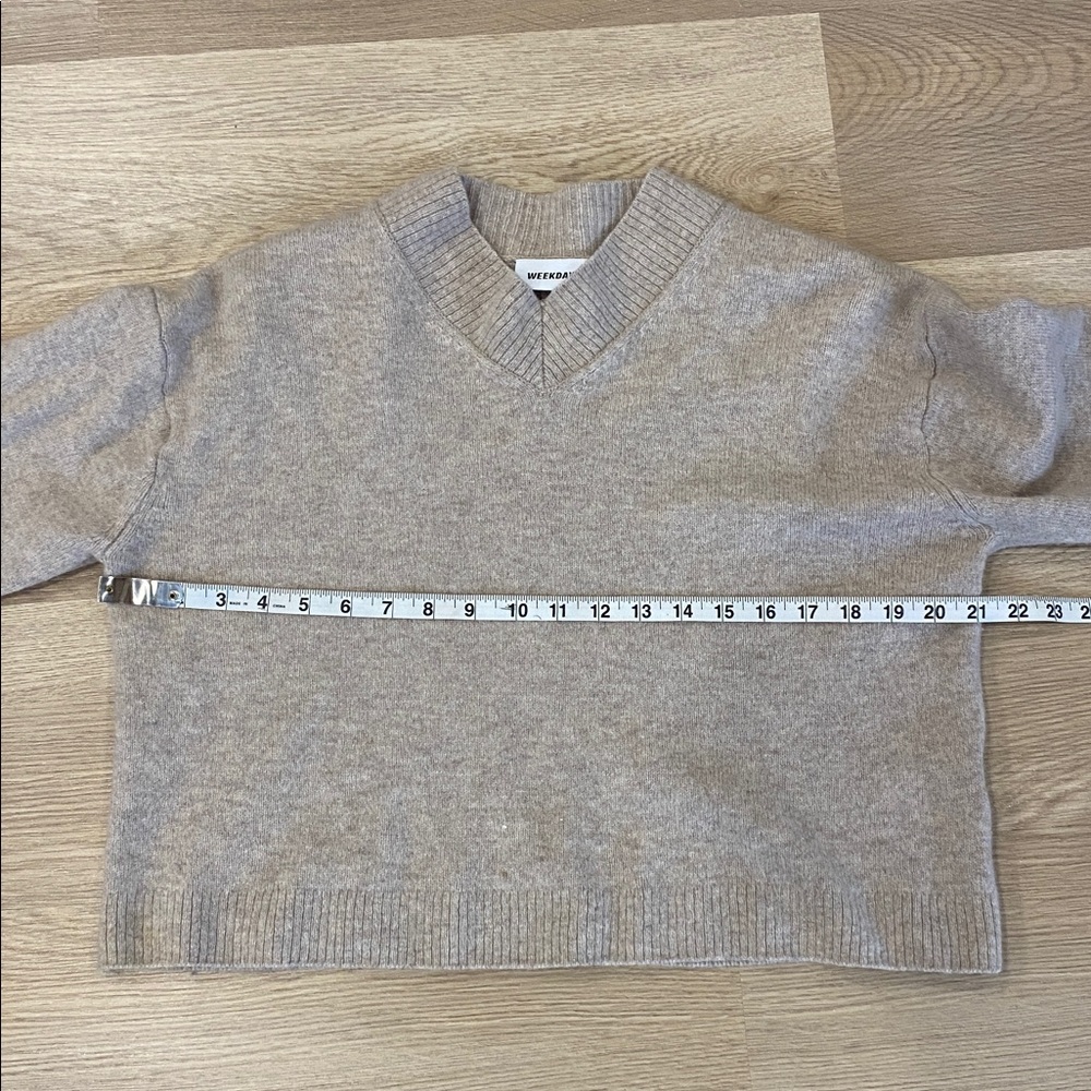 Weekday Reese Beige V-Neck Cropped Sweater Minimalist Knit - Picture 8 of 10